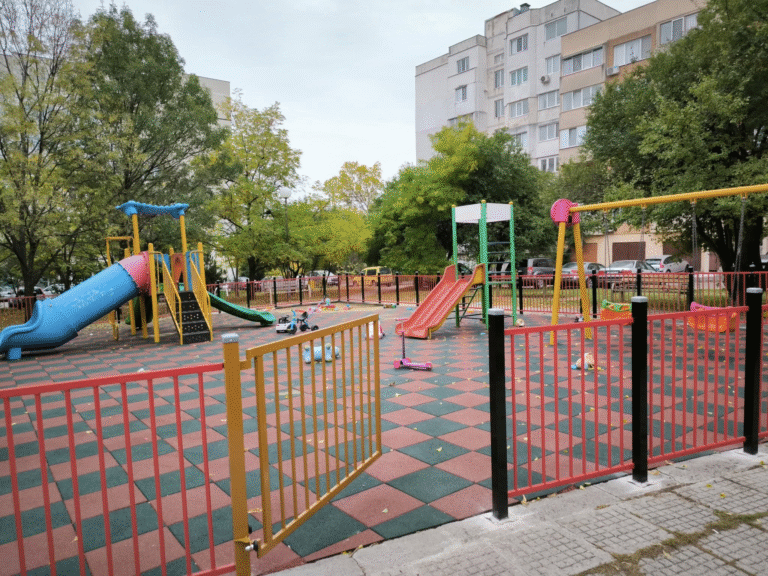 Завърши обновяването на детската площадка при блокове 47, 48 и 49 в кв. „Дървеница“